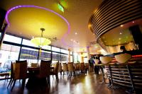 un ristorante con sala da pranzo con tavoli e sedie di Phoenix7 a Mödling