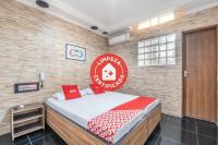 Una cama grande en una habitación con una pared de ladrillos. en Hotel Florencio, en Santo André