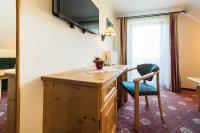 A television and/or entertainment centre at Landgasthof Bierfriedl