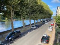 une rue avec des voitures garées sur le bord d&#39;une rivière dans l&#39;établissement Le Charles VII CHINON, à Chinon