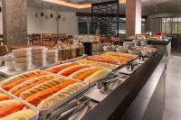 um buffet com muitos tipos diferentes de comida em Intercity Portofino Florianópolis em Florianópolis
