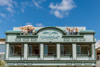 un grupo de personas de pie en la parte superior de un edificio en Wanderlust NZ, en Tauranga
