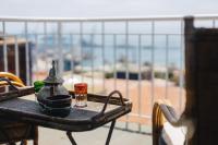 Una mesa con dos vasos y una bebida en un balcón. en Casablu Hotel, en Valparaíso