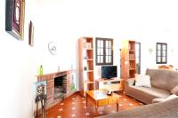 Televízia a/alebo spoločenská miestnosť v ubytovaní Spacious Villa in Conil de Frontera with Private Pool