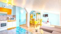 Kuchyňa alebo kuchynka v ubytovaní Spacious apartment with terrace and sea view in Jadranovo