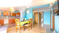 Kuchyňa alebo kuchynka v ubytovaní Spacious apartment with terrace and sea view in Jadranovo