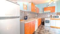 Kuchyňa alebo kuchynka v ubytovaní Spacious apartment with terrace and sea view in Jadranovo
