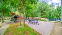 Vonkajšia záhrada v ubytovaní Spacious apartment with terrace and sea view in Jadranovo