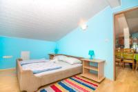 Posteľ alebo postele v izbe v ubytovaní Spacious apartment with terrace and sea view in Jadranovo