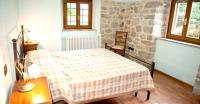 A bed or beds in a room at Cozy Apartment in Caprese Michelangelo 30m² + Pool
