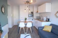 Il comprend une cuisine et un salon avec une table et un canapé. dans l&#39;établissement Appart T2 avec terrasse, parking et wifi, à Angoulême