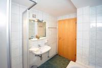 A bathroom at Glemmy Appartements inkl Sommercard