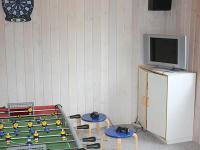 TV a/nebo společenská místnost v ubytování 8 person holiday home in Blåvand