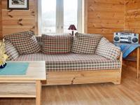 Posezení v ubytování Four-Bedroom Holiday home in Bygstad 2
