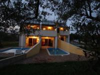 Bazén v ubytovaní Plush Holiday Home in Novigrad with Patio alebo v jeho blízkosti