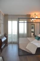 Posteľ alebo postele v izbe v ubytovaní 5-Rooms Apartment