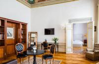 Palazzo Firenze by Baglioni Hotels & Resortsにあるテレビまたはエンターテインメントセンター