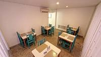 uma vista sobre uma sala de jantar com mesas e cadeiras em Bluemar Hotel em Maceió