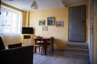 Televízia a/alebo spoločenská miestnosť v ubytovaní Apartamenty w Starym Kinie