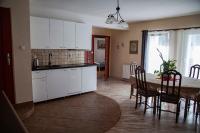 Kuchyňa alebo kuchynka v ubytovaní Apartamenty w Starym Kinie