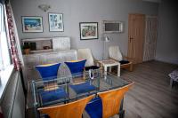 Televízia a/alebo spoločenská miestnosť v ubytovaní Apartamenty w Starym Kinie