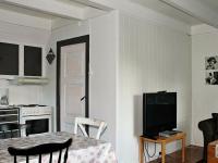 TV a/nebo společenská místnost v ubytování Three-Bedroom Holiday home in Vågland