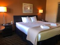 Una habitación de hotel con una cama con dos toallas encima. en Hotel Elevation, en South Lake Tahoe