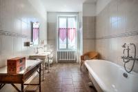 a bathroom with two sinks and a bath tub at Le Pavillon des Lys - Hôtel Particulier in Amboise