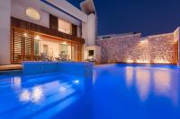 Bazén v ubytovaní Luxury Seafront Villa Brela Pride with private heated pool at the beach in Brela - Baska Voda alebo v jeho blízkosti