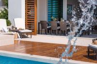 Bazén v ubytovaní Luxury Seafront Villa Brela Pride with private heated pool at the beach in Brela - Baska Voda alebo v jeho blízkosti