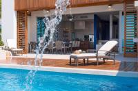 Bazén v ubytovaní Luxury Seafront Villa Brela Pride with private heated pool at the beach in Brela - Baska Voda alebo v jeho blízkosti