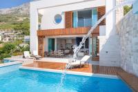 Bazén v ubytovaní Luxury Seafront Villa Brela Pride with private heated pool at the beach in Brela - Baska Voda alebo v jeho blízkosti
