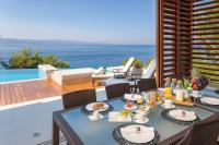 Nápoje v ubytovaní Luxury Seafront Villa Brela Pride with private heated pool at the beach in Brela - Baska Voda