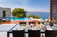 Bazén v ubytovaní Luxury Seafront Villa Brela Pride with private heated pool at the beach in Brela - Baska Voda alebo v jeho blízkosti
