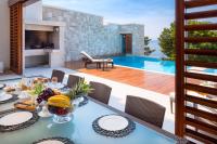Bazén v ubytovaní Luxury Seafront Villa Brela Pride with private heated pool at the beach in Brela - Baska Voda alebo v jeho blízkosti