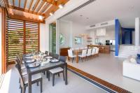 Kuchyňa alebo kuchynka v ubytovaní Luxury Seafront Villa Brela Pride with private heated pool at the beach in Brela - Baska Voda