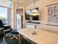 TV a/nebo společenská místnost v ubytování Three-Bedroom Holiday home in Otterup 4