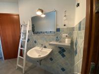 A bathroom at L'Ancora La Ciaccia