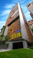 Un edificio con un cartel en el costado. en Ceylonz Suites by MyKey, en Kuala Lumpur