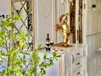 uma mesa com uma estátua de uma mulher em frente a um espelho em Parvana Hotel em Guiumri