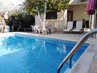 Bazén v ubytování Family House with Pool in Kritou Tera nebo v jeho okolí