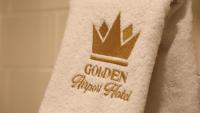 Golden Airport Hotelに飾ってある許可証、賞状、看板またはその他の書類