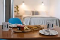 Postel nebo postele na pokoji v ubytování Aquarius Beach Hotel