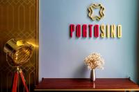 uma mesa com um vaso de flores e o símbolo Pokémon em Avista Grande Phuket Karon - MGallery em Praia de Karon