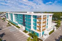 Una vista aérea de un edificio con estacionamiento. en Kompose Boutique Hotel Sarasota, en Sarasota