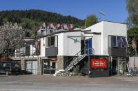 Un gran edificio blanco al costado de una calle. en Aspen Lodge Backpackers, en Queenstown