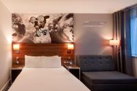 Heeton Concept Hotel - City Centre Liverpoolにあるベッド