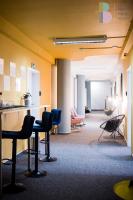 una sala de espera vacía con sillas y mesas en Bello ApartHostel Private Rooms, en Varsovia