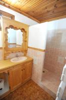 Een badkamer bij Appartement de 2 chambres a Champagny en Vanoise a 40 m des pistes avec jardin clos et wifi
