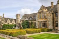 un antiguo castillo con un jardín delante de él en Ellenborough Park, en Cheltenham